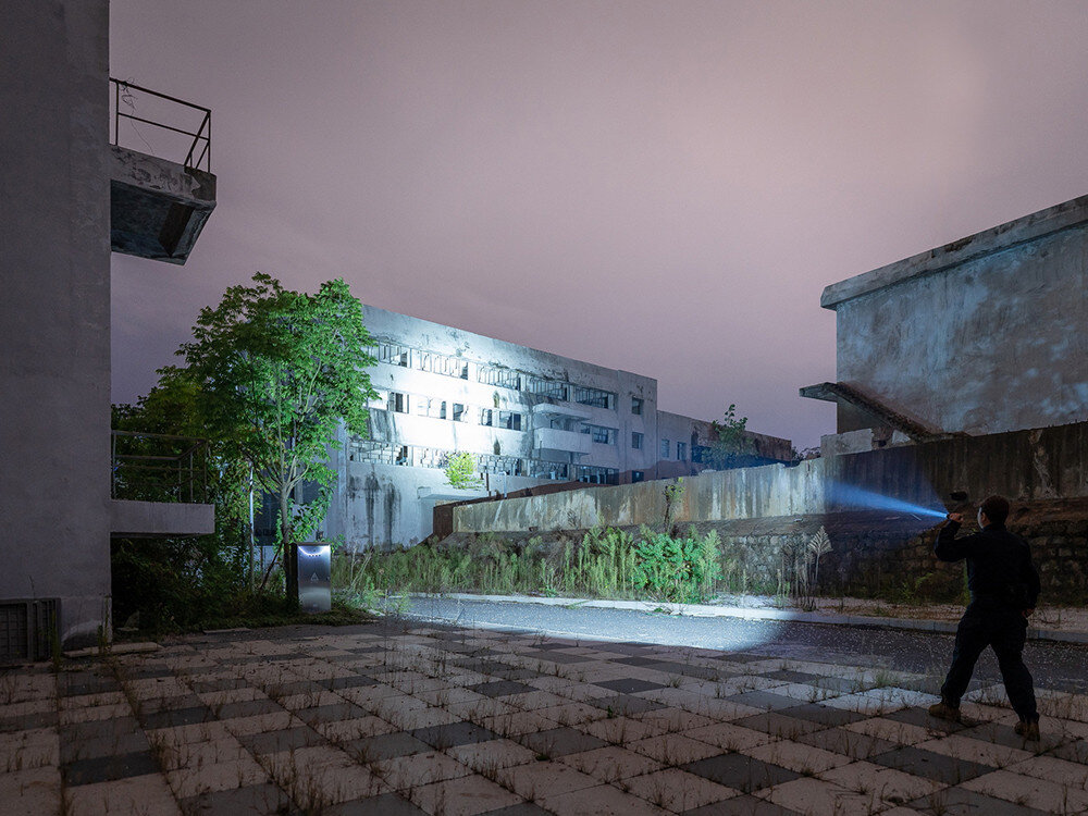 Latarka OLIGHT Warrior X4 Kit OL002925, taktyczna, daleki zasięg, 2600lm, precyzja, Patrol z Warrior X4 w opuszczonym kompleksie