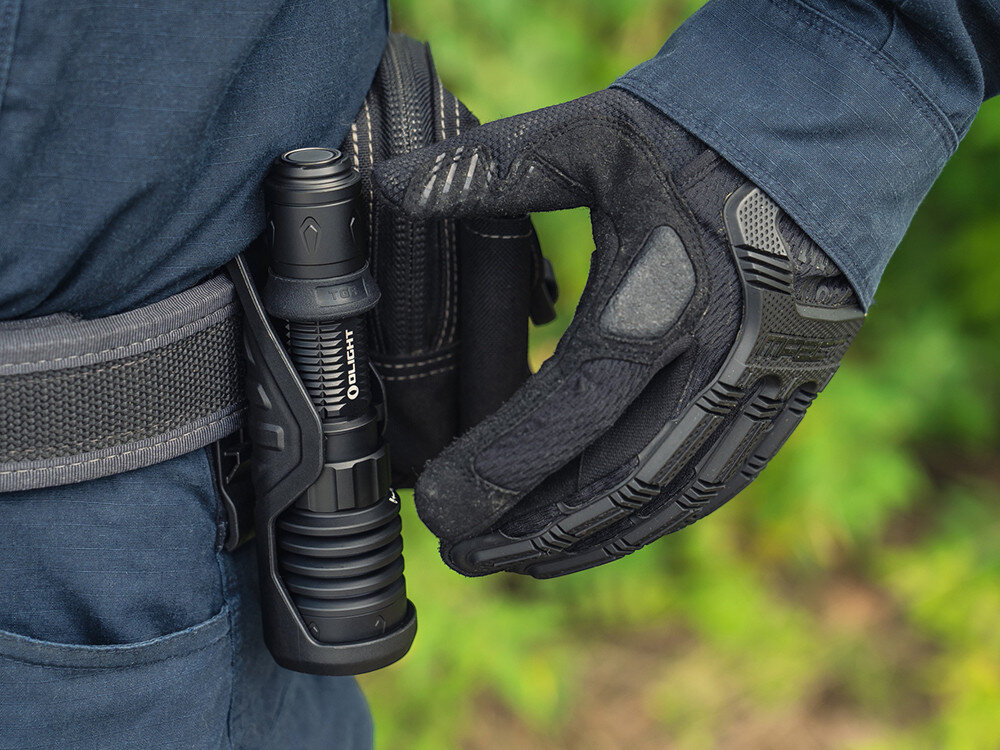 Latarka OLIGHT Warrior X4 Kit OL002925, wojsko, ratownictwo, outdoor, solidność, Wyjmowanie Warrior X4 z kabury na pasie