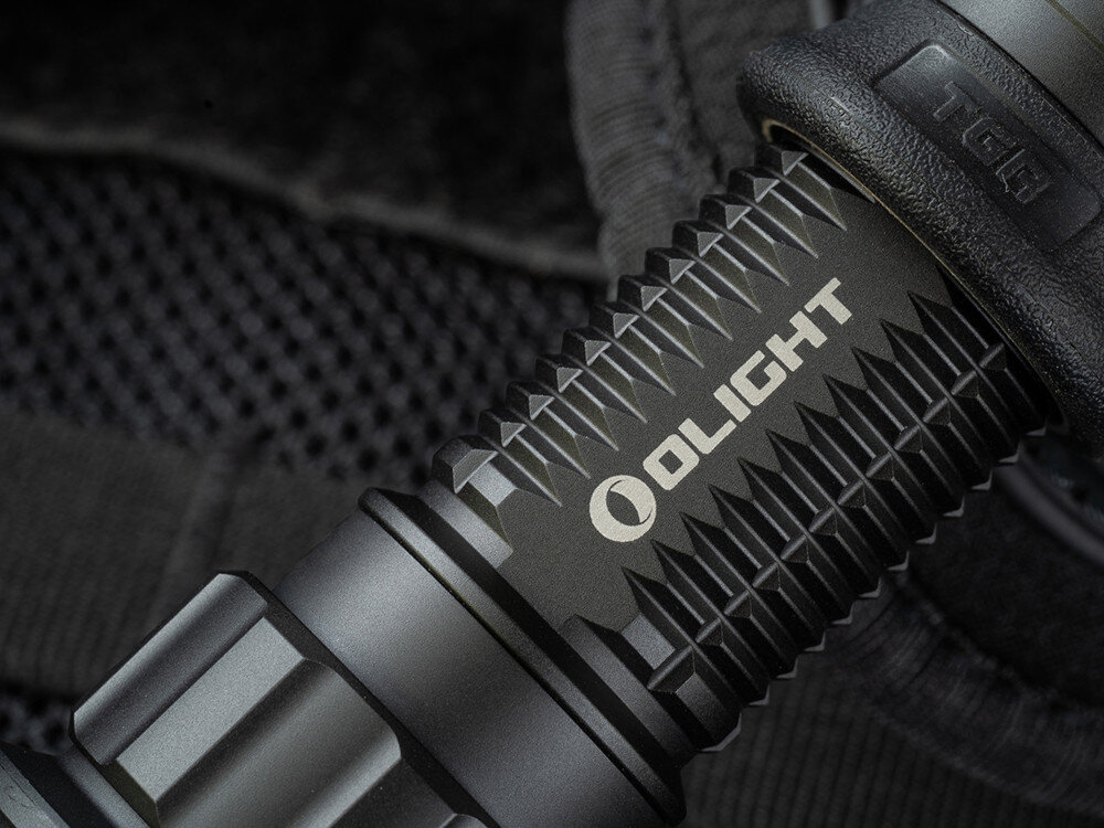 Latarka OLIGHT Warrior X4 Kit OL002925, turbo, 1000lm, chłodzenie, elektronika, Zbliżenie na agresywny chwyt Warrior X4