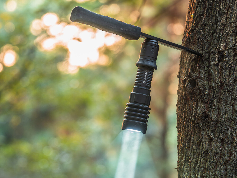 Latarka OLIGHT Warrior X4 Kit OL002925, 2600lm, 1000lm, 300lm, stroboskop, Warrior X4 zawieszona magnetycznie na drzewie