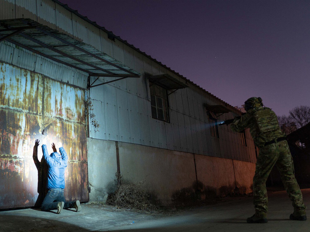 Latarka OLIGHT Warrior 3S OL129062 Zielony, czujnik, zbliżeniowy, ochrona, bezpieczeństwo, Latarka taktyczna podczas nocnej interwencji