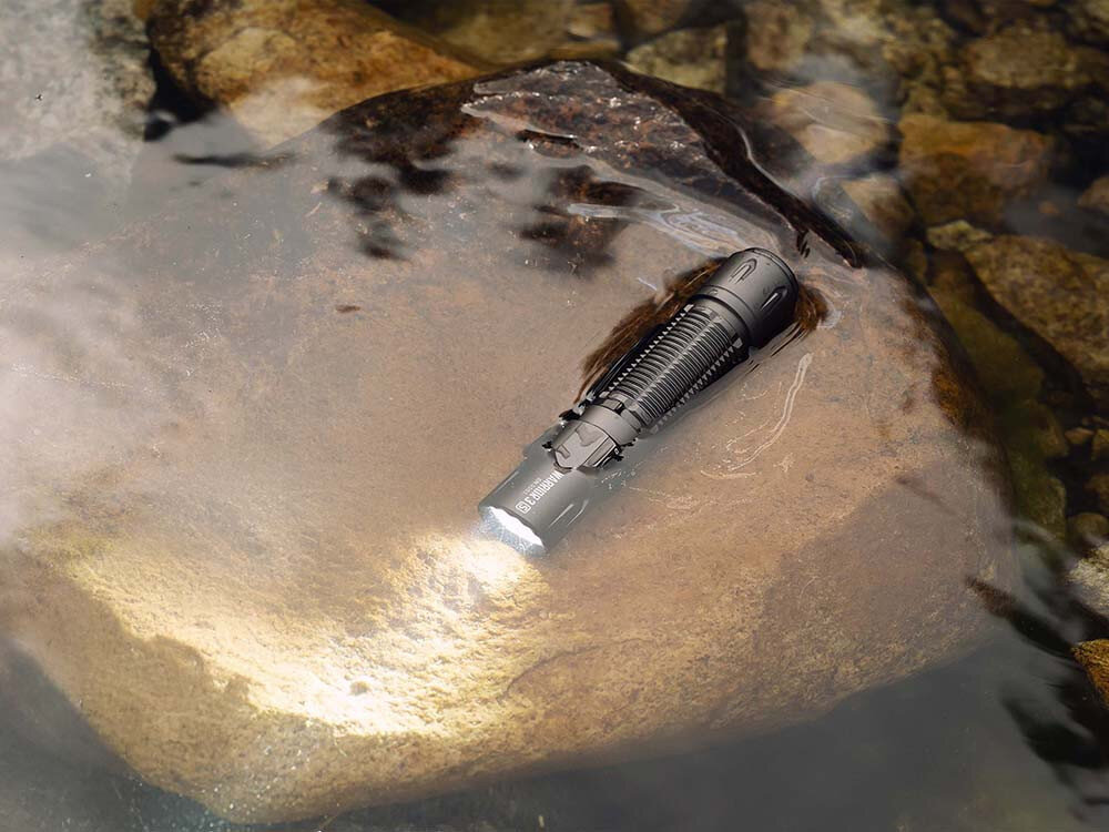 Latarka OLIGHT Warrior 3S OL129062 Zielony, elektronika, stabilizacja, automatyka, chłodzenie, Latarka taktyczna zanurzona częściowo w wodzie