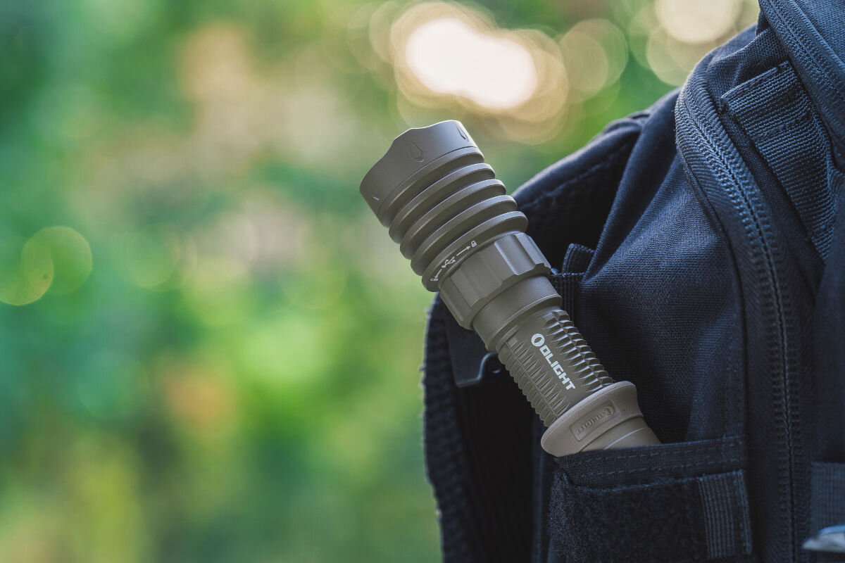 Latarka OLIGHT Warrior X4 OL690858, wojsko, ratownictwo, outdoor, solidność, Warrior X4 Desert w kieszeni plecaka