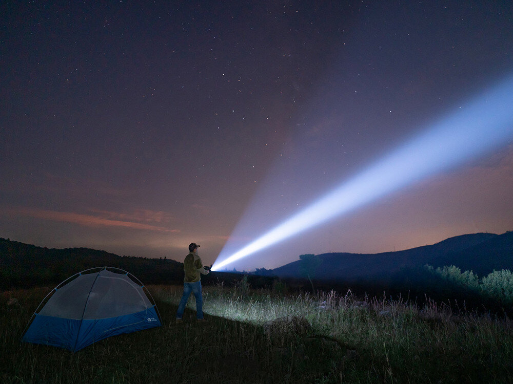 Latarka OLIGHT Warrior X4 OL690858, aluminium, IPX8, koronka, odporność, Warrior X4 oświetla dolinę przy namiocie