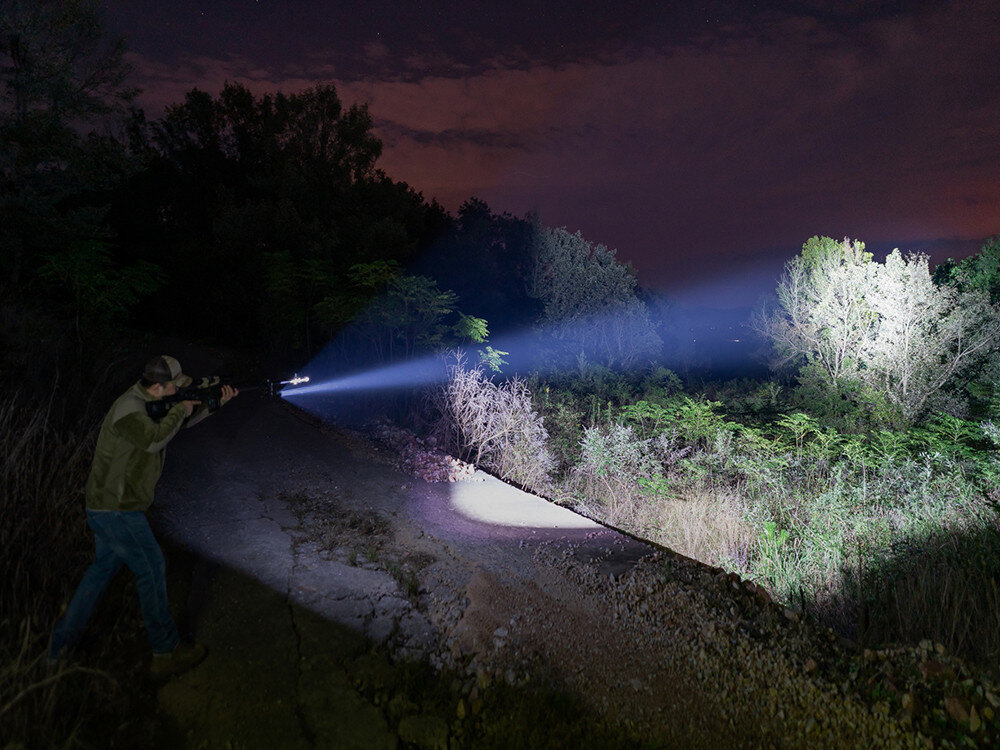 Latarka OLIGHT Warrior X4 OL690858, turbo, 1000lm, chłodzenie, elektronika, Warrior X4 na broni doświetla gęsty las