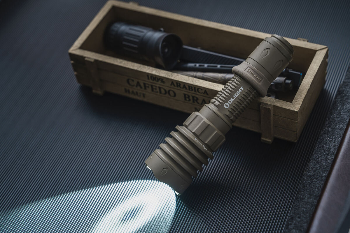 Latarka OLIGHT Warrior X4 OL690858, tylny włącznik, cichy, szybki, regulacja, Warrior X4 Desert świeci na biurku