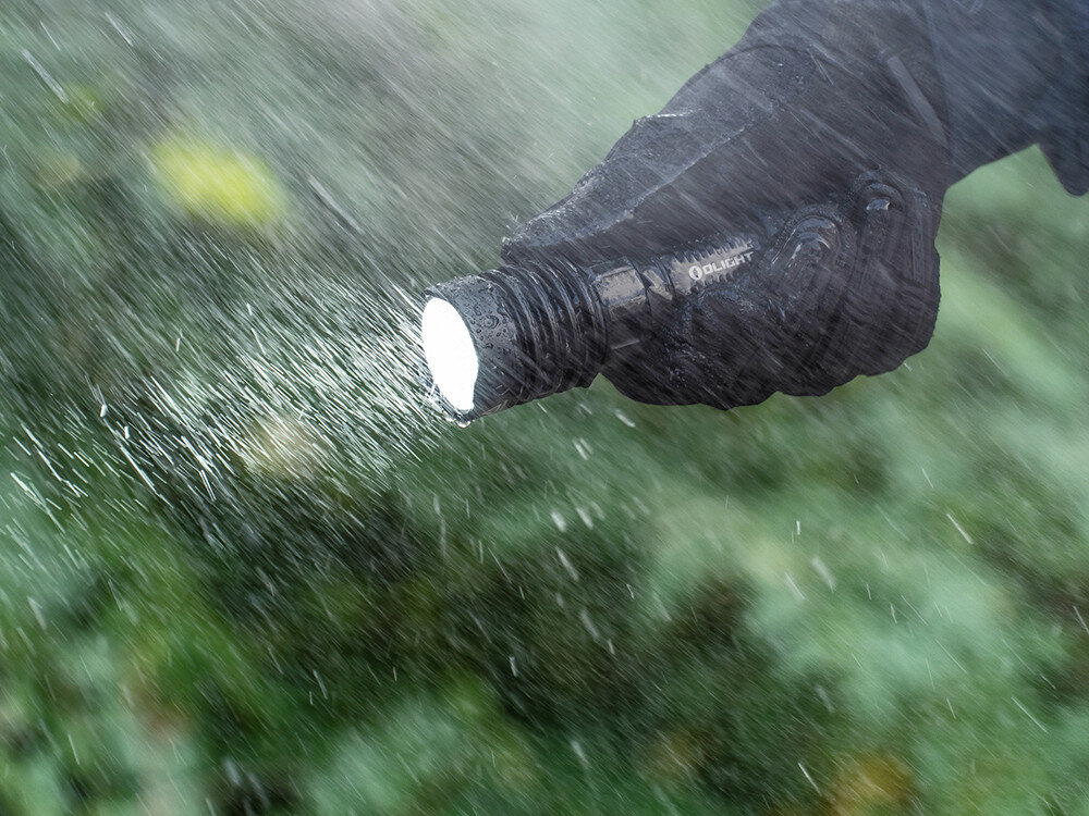 Latarka OLIGHT Warrior X4 OL690858, 21700, 5000mAh, MCC3, USB-C, Warrior X4 pracuje w ulewnym deszczu