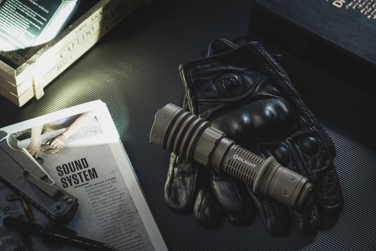 Latarka OLIGHT Warrior X4 OL690858, Silicone Grip, kabura, pasek, oporządzenie, Warrior X4 Desert na skórzanych rękawicach