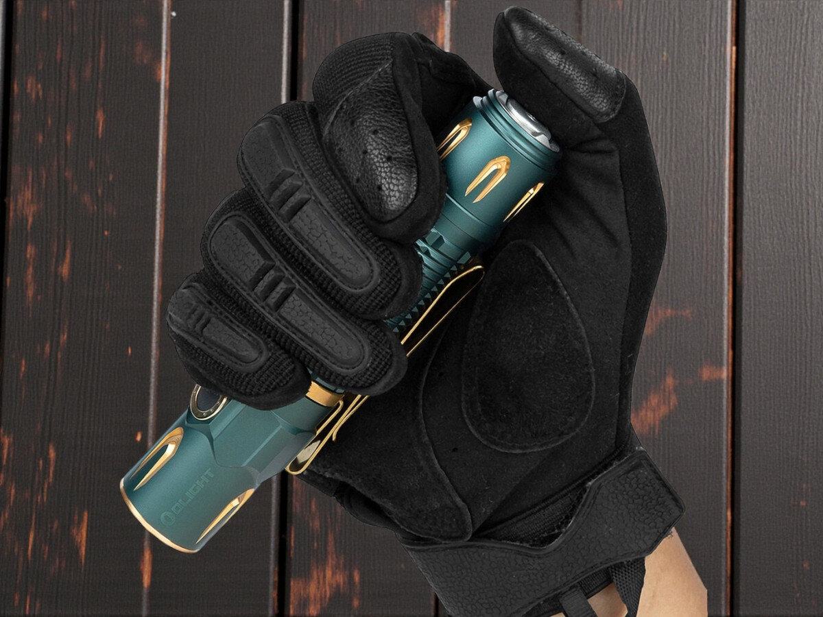 Latarka OLIGHT Warrior 3S OL005209 Niebieski, dioda, daleki, równomierny, strumień, Latarka Warrior 3S na kamizelce taktycznej