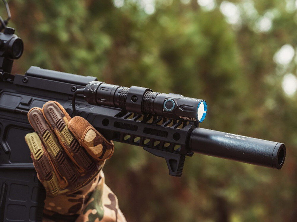 Latarka OLIGHT Warrior 3S OL005209 Niebieski, przyciski, funkcjonalność, taktyka, ergonomia, Latarka taktyczna Olight zamontowana na karabinku