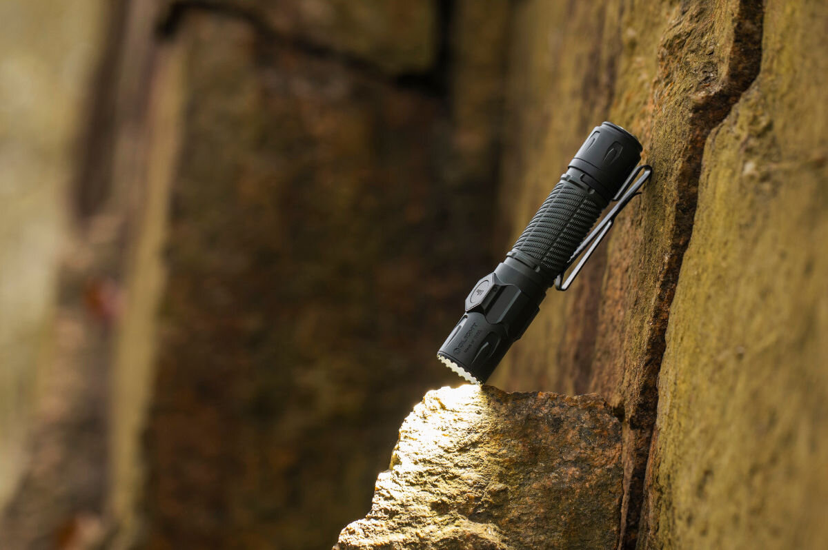 Latarka OLIGHT Warrior Ultra OL692425, profesjonalna, taktyczna, dalekozasięgowa, jasna, Latarka taktyczna Olight świeci na skale