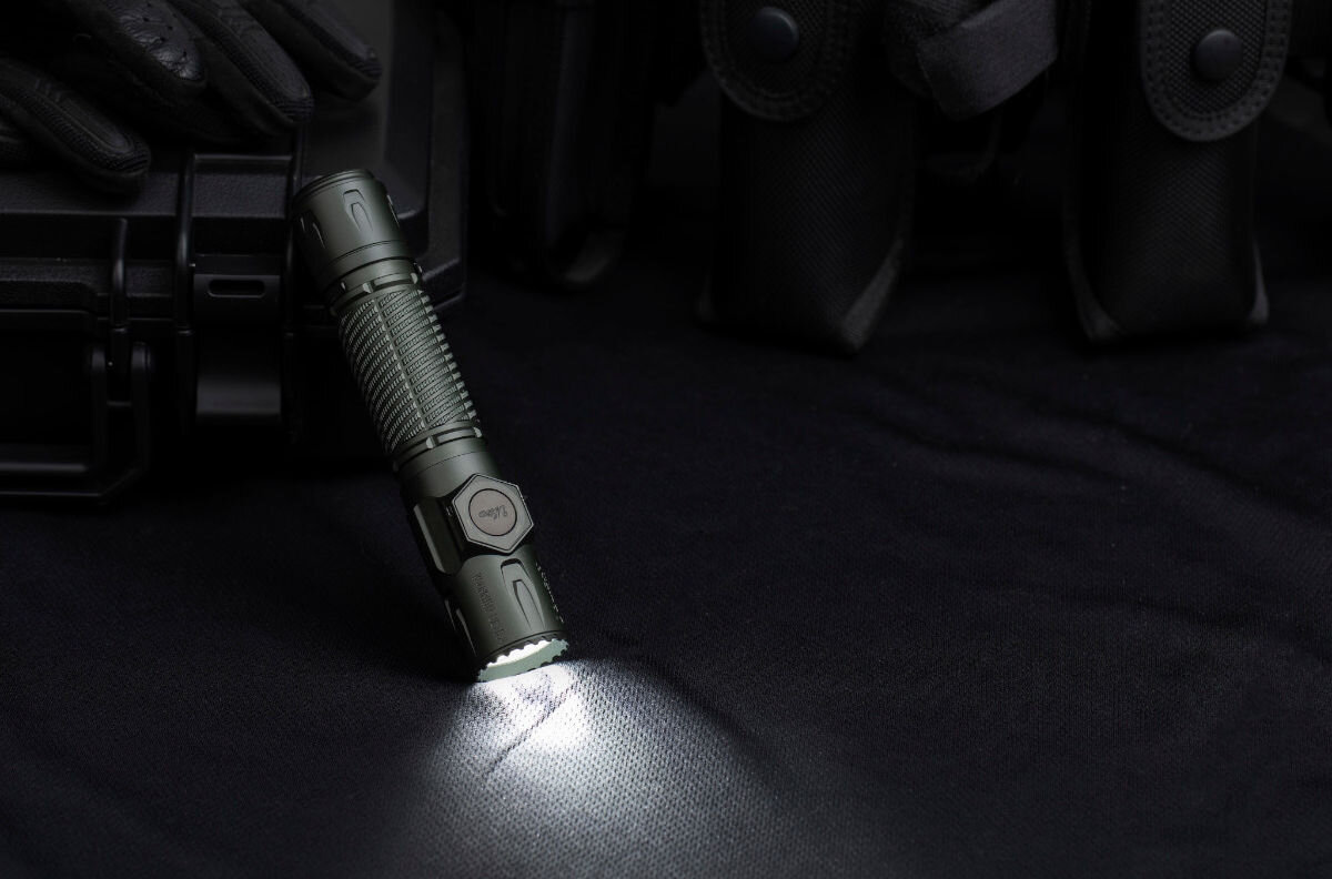 Latarka OLIGHT Warrior Ultra OL692425, wodoodporna, wstrząsoodporna, anodyzowana, bezpieczna, Latarka Warrior Ultra świeci w wyposażeniu