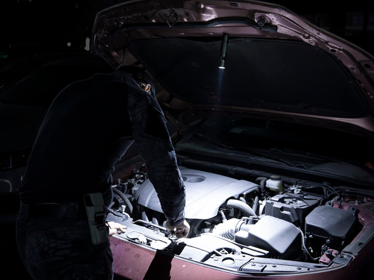 Latarka OLIGHT Warrior Ultra OL692425, stabilizacja, czujnik, ochrona, automatyka, Latarka oświetla komorę silnika podczas naprawy