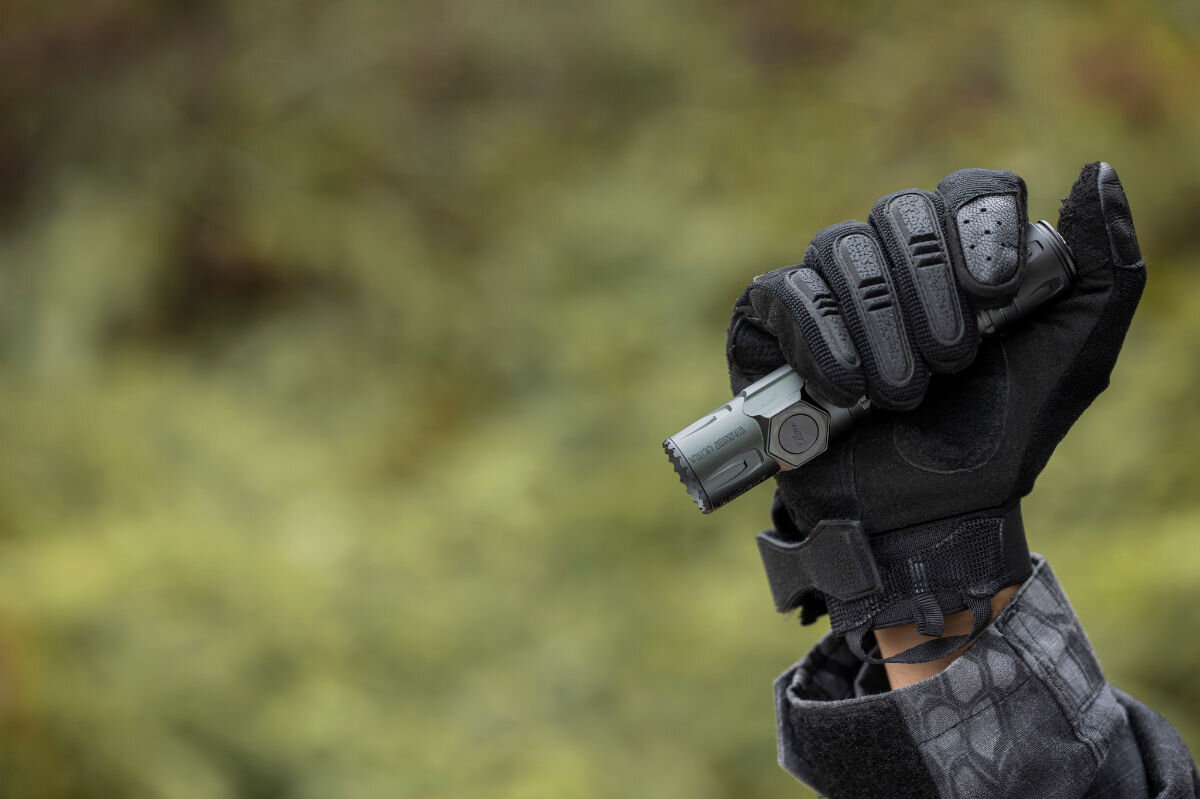 Latarka OLIGHT Warrior Ultra OL692425, podwójny, włącznik, magnetyczne, mocowanie, Latarka Warrior Ultra w rękawicy taktycznej