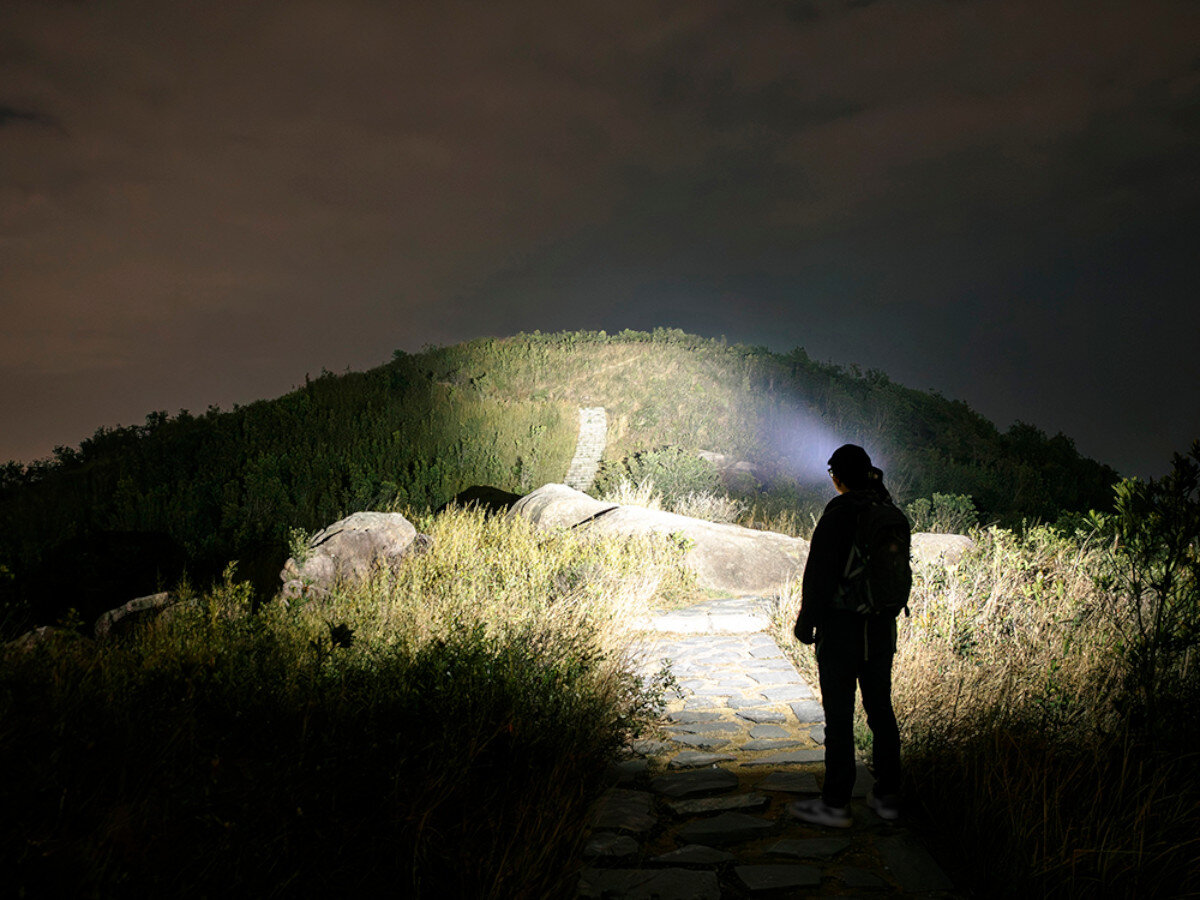 Latarka OLIGHT Warrior Ultra OL692425, wiele, trybów, stroboskop, elastyczność, Mocne światło latarki oświetla wzgórze nocą