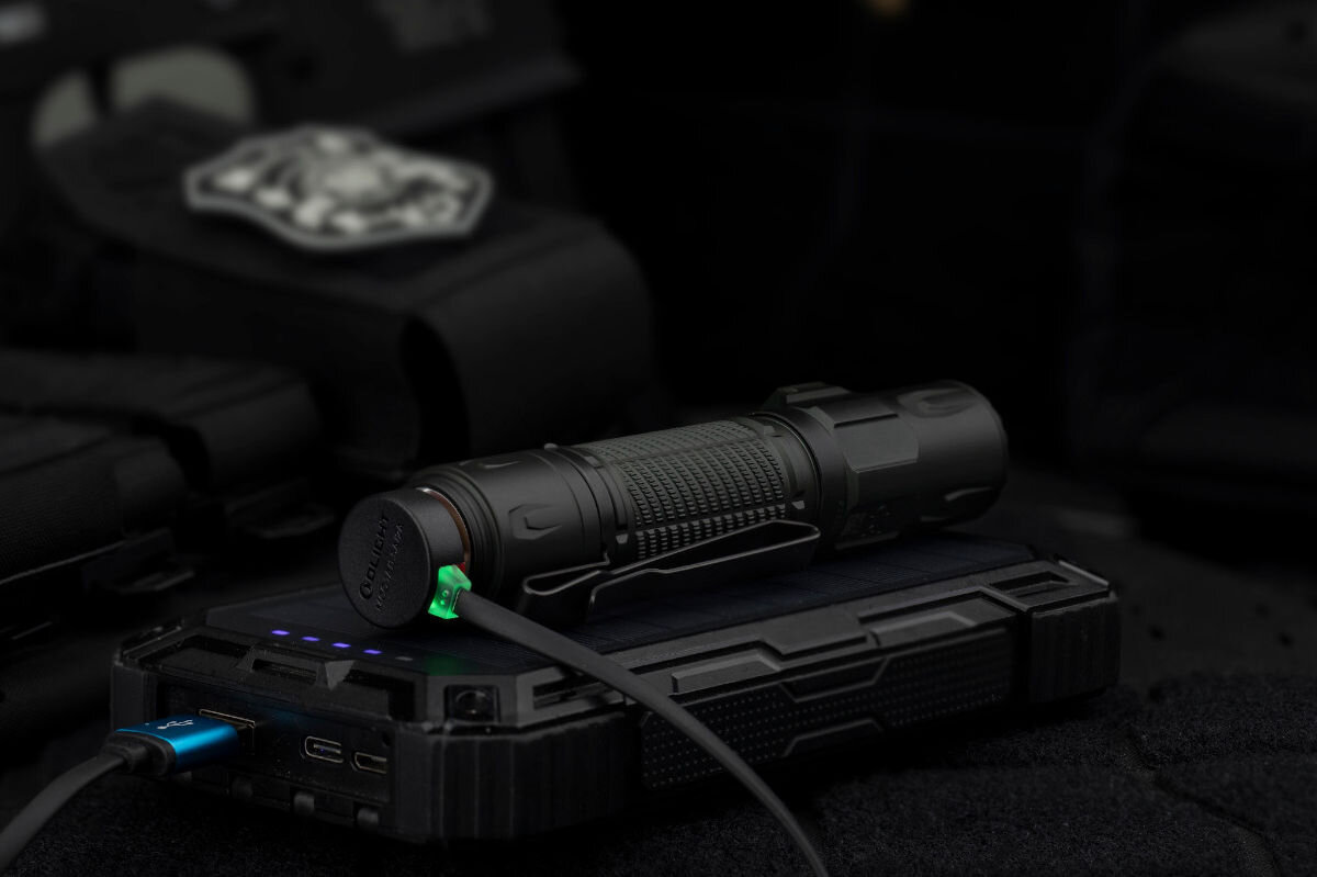 Latarka OLIGHT Warrior Ultra OL692425, akumulator, 21700, magnetyczne, ładowanie, Ładowanie latarki Olight z powerbanku taktycznego