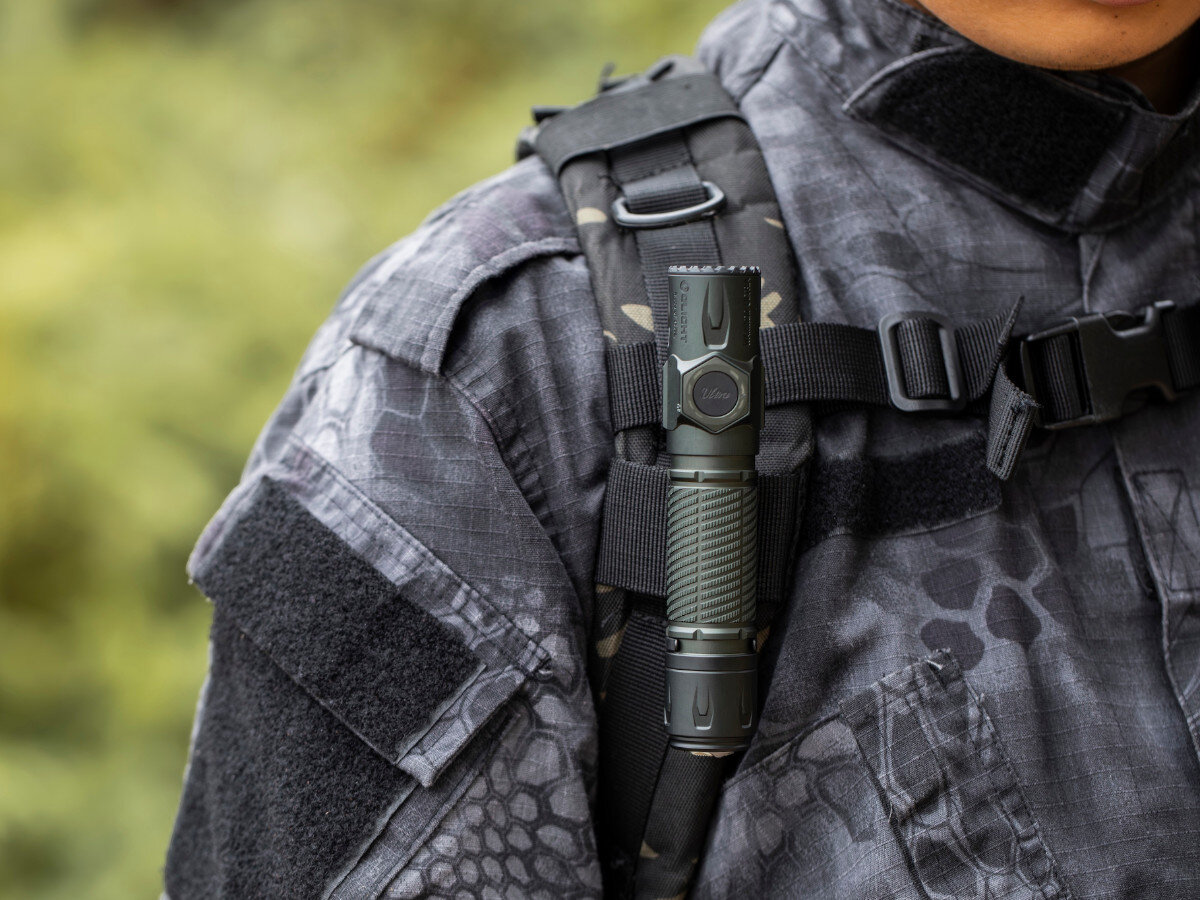 Latarka OLIGHT Warrior Ultra OL692425, kabura, klips, ergonomia, mobilność, Latarka Warrior Ultra przypięta do szelki plecaka
