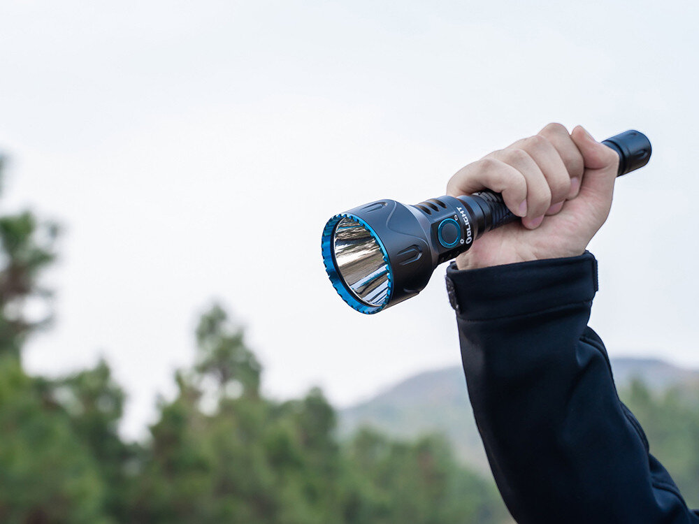 Latarka OLIGHT Javelot Turbo 2 OL003991 Czarny, IP67, pył, woda, solidność, Mocny chwyt latarki Olight Javelot Turbo 2, czarna obudowa, gotowość do pracy w terenie.