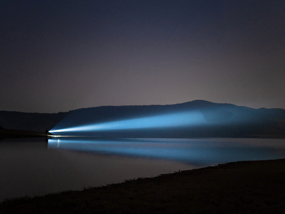 Latarka OLIGHT Javelot Turbo 2 OL003991 Czarny, przełącznik, bezprzewodowy, magnetyczny, wygoda, Nocą, jeden użytkownik oświetla potężnym strumieniem wody całą szerokość jeziora na kilometr.