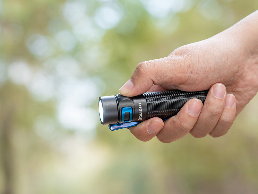 Latarka OLIGHT Baton 3 Pro Max OL000358 Czarny, ergonomia, moc, 2500 lumenów, codziennie, Latarka Olight Baton 3 Pro Max w dłoni, profilowany korpus, klips montażowy, wykorzystanie EDC.