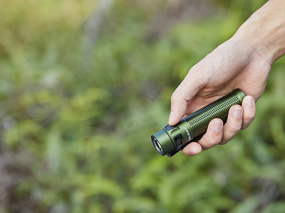 Latarka OLIGHT Baton 3 Pro Max OL001096 Zielony, magnes, zakrętka, stalowy, klips, Zielona Baton 3 Pro Max trzymana w dłoni, matowe aluminium, kompaktowa EDC, dłoń męska.