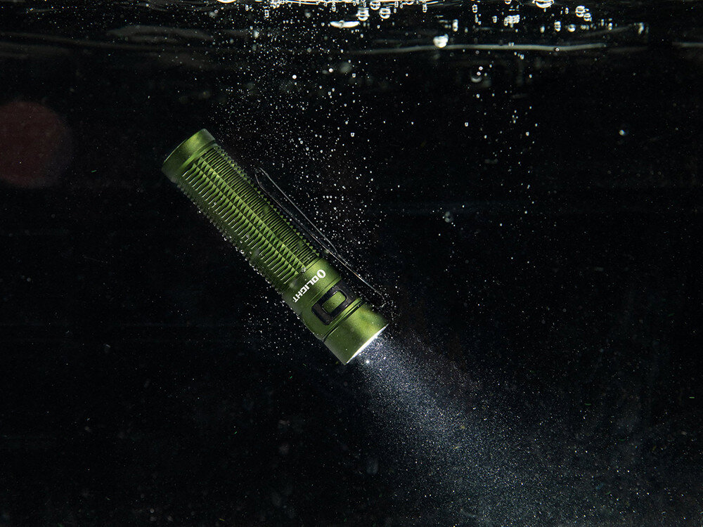 Latarka OLIGHT Baton 3 Pro Max OL001096 Zielony, akumulator, MCC3, wskaźnik, potrząśnięcie, Baton 3 Pro Max zielona świeci pod wodą, liczne bąbelki powietrza, klasa wodoszczelności IPX8.