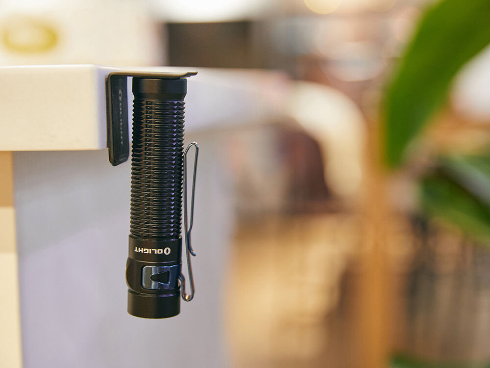 LATARKA OLIGHT BATON 3 PRO CW 1500LM 175M 120 DNI, przegrzanie, dioda, stabilizuje, użytkowanie, latarka przymocowana na magnes do krawędzi stołu