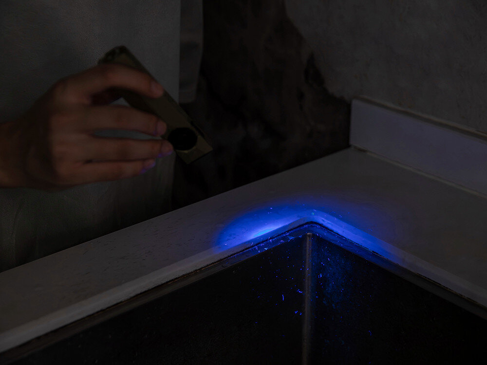 Latarka OLIGHT Arkfeld Class 1 Zielony, aluminium, stal, odporność, trwałość, Arkfeld Pro w trybie UV przy zlewie