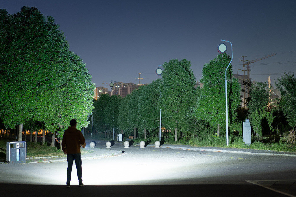 Latarka OLIGHT Arkfeld Ultra UV OL691664 Ciemnoniebieski, latarka, laser, ultrafiolet, technologia, Silne światło latarki oświetla park nocą