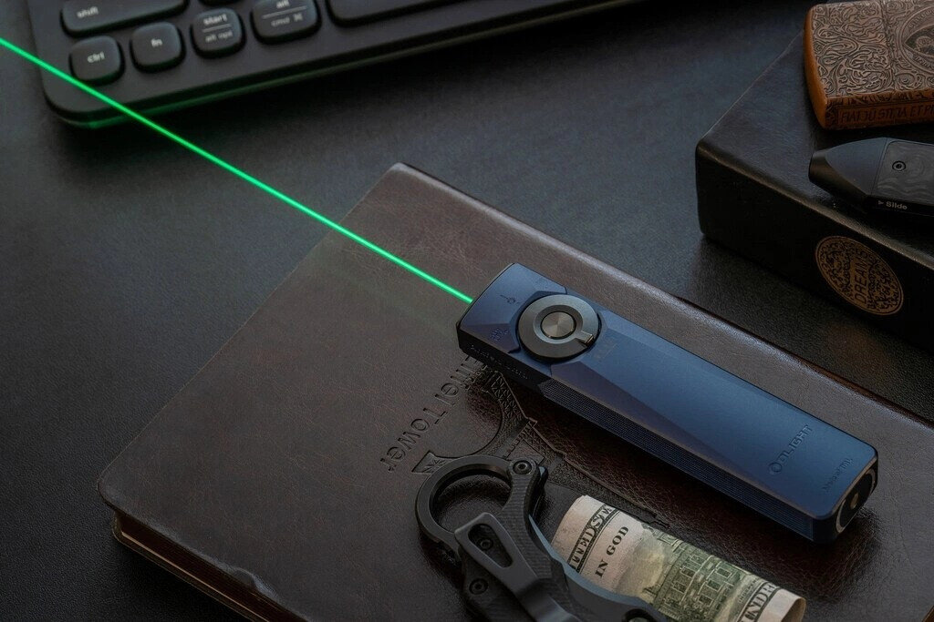 Latarka OLIGHT Arkfeld Ultra UV OL691664 Ciemnoniebieski, światło, laser, ultrafiolet, precyzja, Laser przy multitoolu i nożu na stole