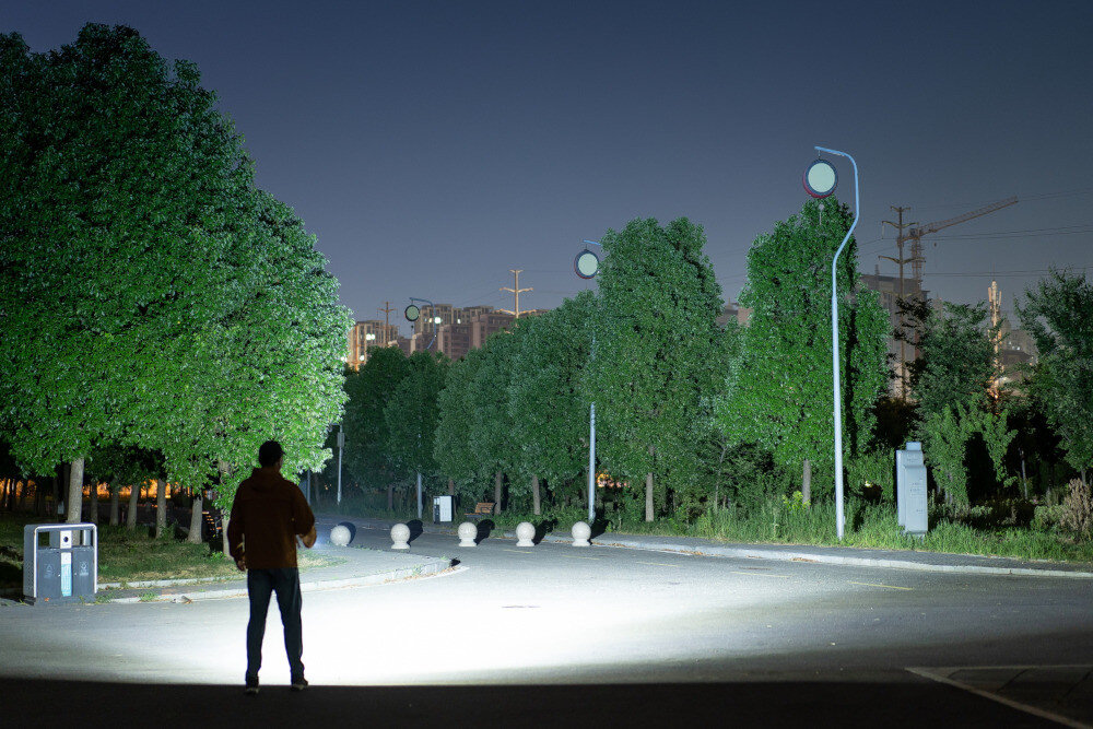 Latarka OLIGHT Arkfeld Ultra UV OL691701 Oliwkowo-szary, latarka, laser, ultrafiolet, technologia, Silne światło latarki oświetla park nocą