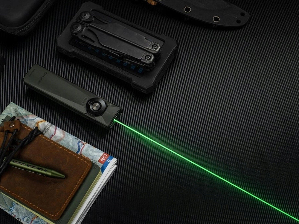 Latarka OLIGHT Arkfeld Ultra UV OL691701 Oliwkowo-szary, światło, laser, ultrafiolet, precyzja, Laser przy multitoolu i nożu na stole