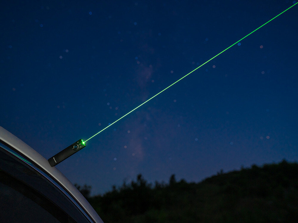 Latarka OLIGHT Arkfeld Ultra UV OL691701 Oliwkowo-szary, akumulator, ładowanie, wskaźnik, energia, Zielony promień lasera na nocnym niebie