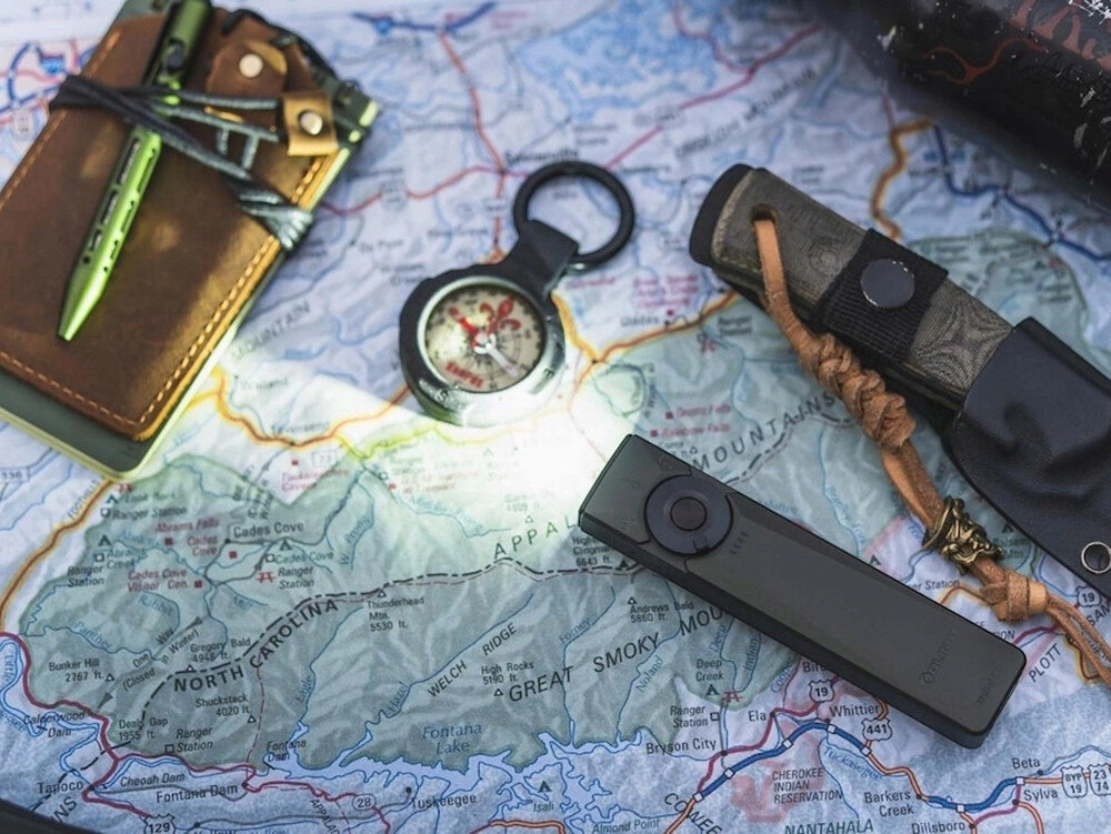 Latarka OLIGHT Arkfeld Ultra UV OL690971 Oliwkowo-szary, aluminium, odporność, IPX7, trwałość, Latarka na mapie obok kompasu i noża