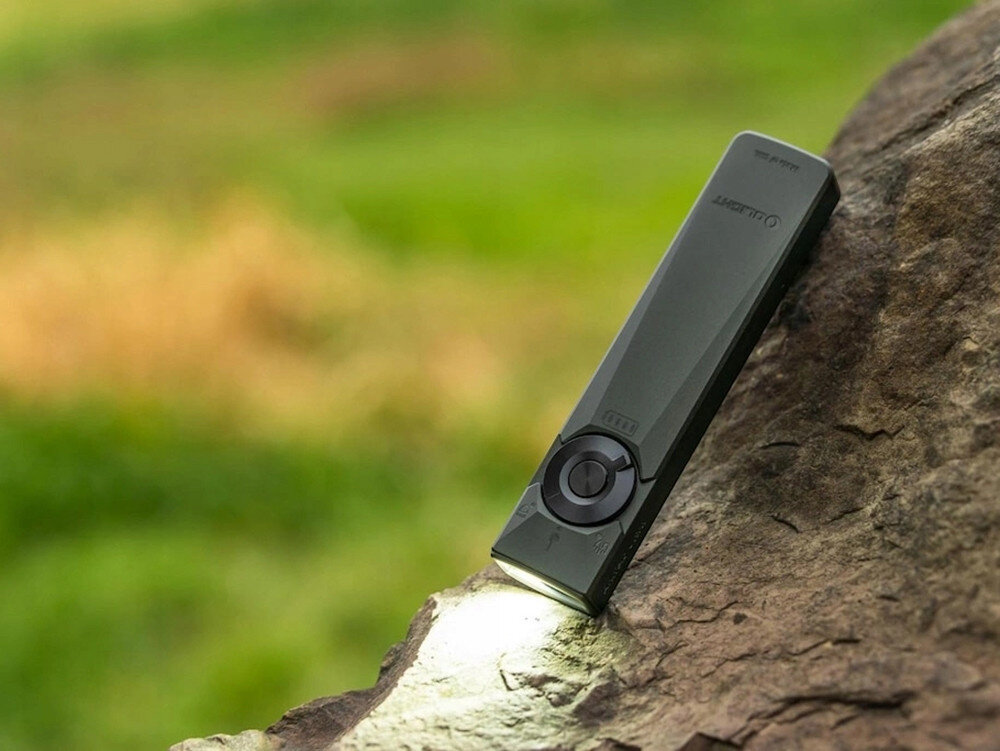 Latarka OLIGHT Arkfeld Ultra UV OL690971 Oliwkowo-szary, rozmiar, lekkość, moc, mobilność, Latarka oparta o skałę świeci w dół