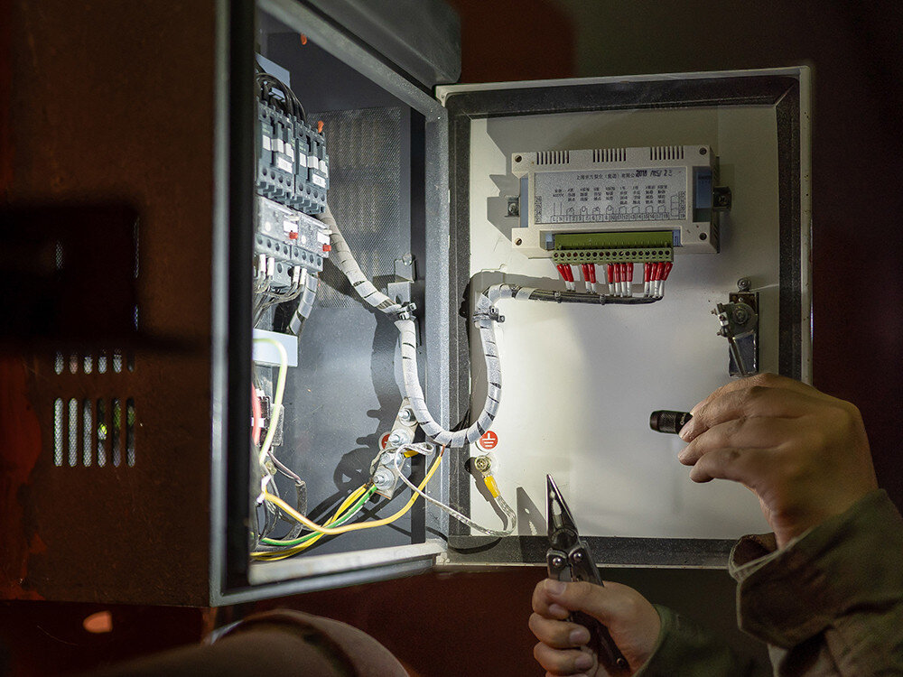 Latarka OLIGHT iMini 2 OL001652 Czarny, brelok, natychmiastowe światło, awaria, majsterkowanie, Olight iMini 2 oświetla wnętrze skrzynki elektrycznej, naprawa przy braku światła.