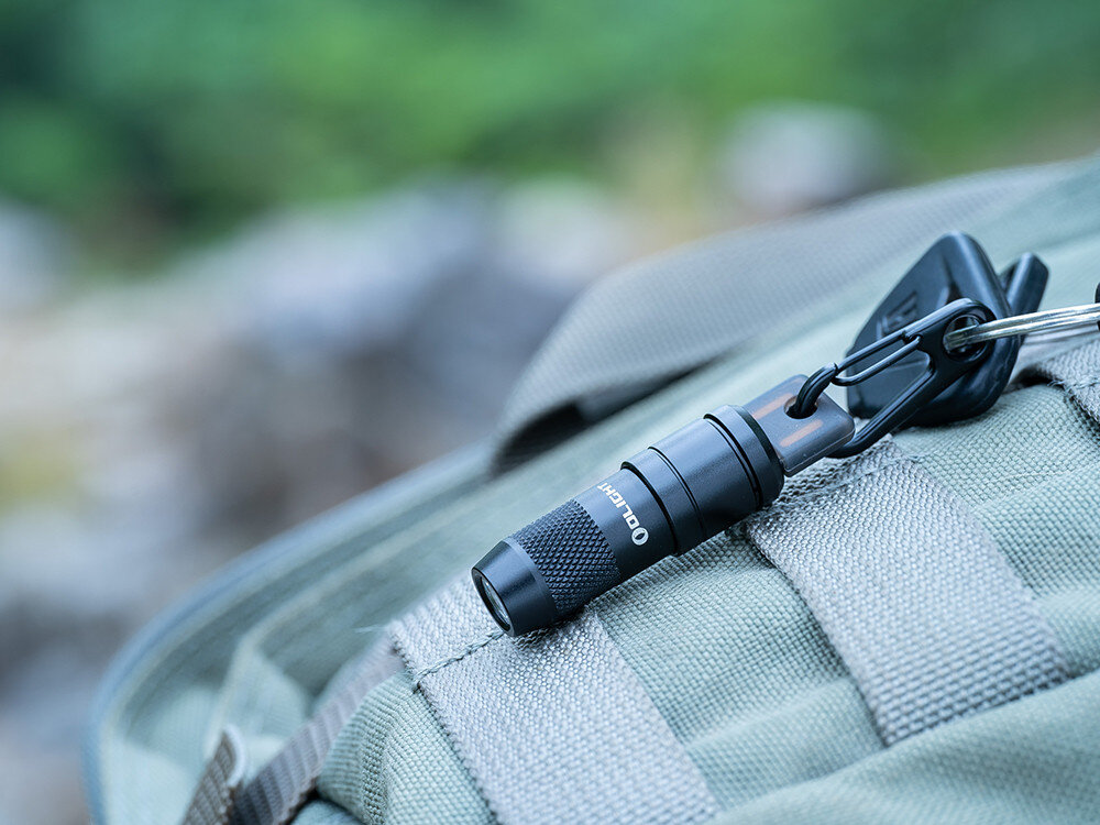 Latarka OLIGHT iMini 2 OL007715, ergonomia, klucze, lekkość, minimalistyczny styl, Brelok Olight iMini 2 leży w otwartej dłoni swobodnie.