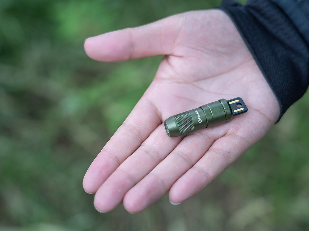 Latarka OLIGHT iMini 2 OL007715, światło, brelok, ergonomia, wygoda, Mini latarka Olight noszona przy plecaku, outdoor, przypięta do taśmy transportowej.