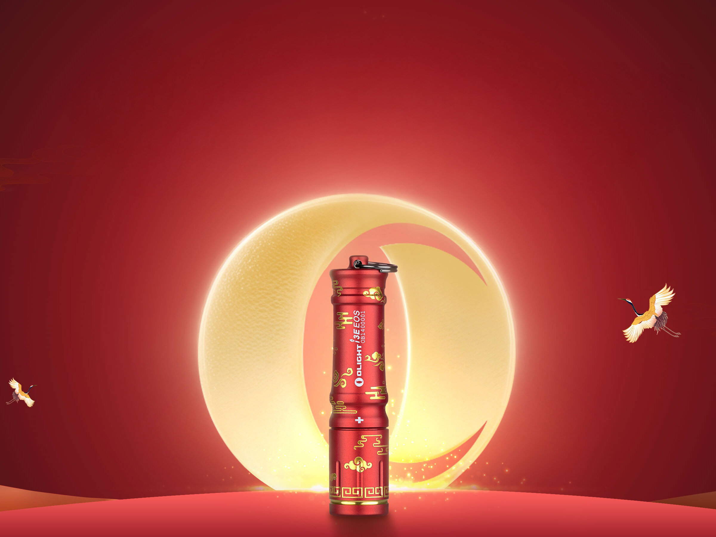 Latarka OLIGHT I3E EOS OL691503 Czerwony, zasilanie, bateria, dostępność, czas, Olight I3E EOS Red Moon Festival w pionie na tle półksiężyca, czerwone tło, żurawie w rogu.