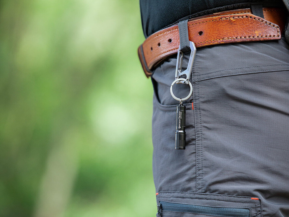 Latarka OLIGHT I3E EOS OL691510 Niebieski, mała, brelok, klucze, podróż,  Latarka Olight I3E EOS jako brelok przypięta do szlufki przy pasku, spodnie outdoor.