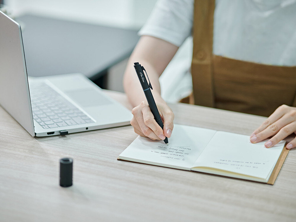 Latarka OLIGHT O'pen Glow OL001720 Czarny, przełącznik, poziomy, jasności, intuicyjne, Elegancki długopis O’Pen Glow podczas podpisu