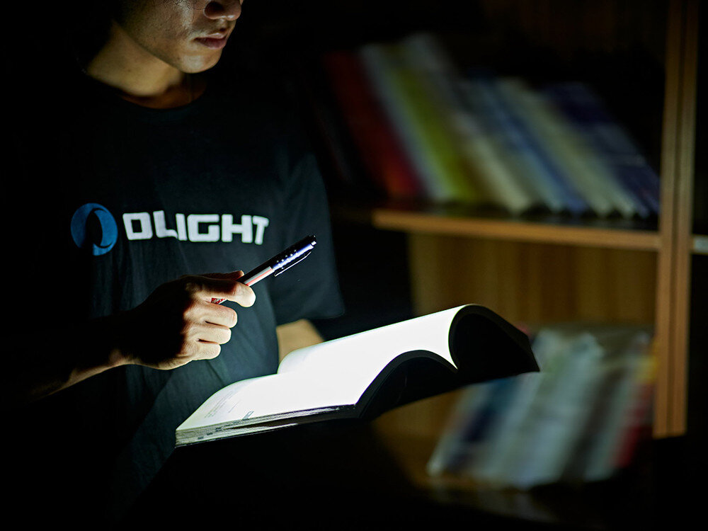 Latarka OLIGHT O'pen Glow OL001720 Czarny, moduł, latarka, niezależna, praca, Oświetlanie książki długopisem w ciemnej bibliotece