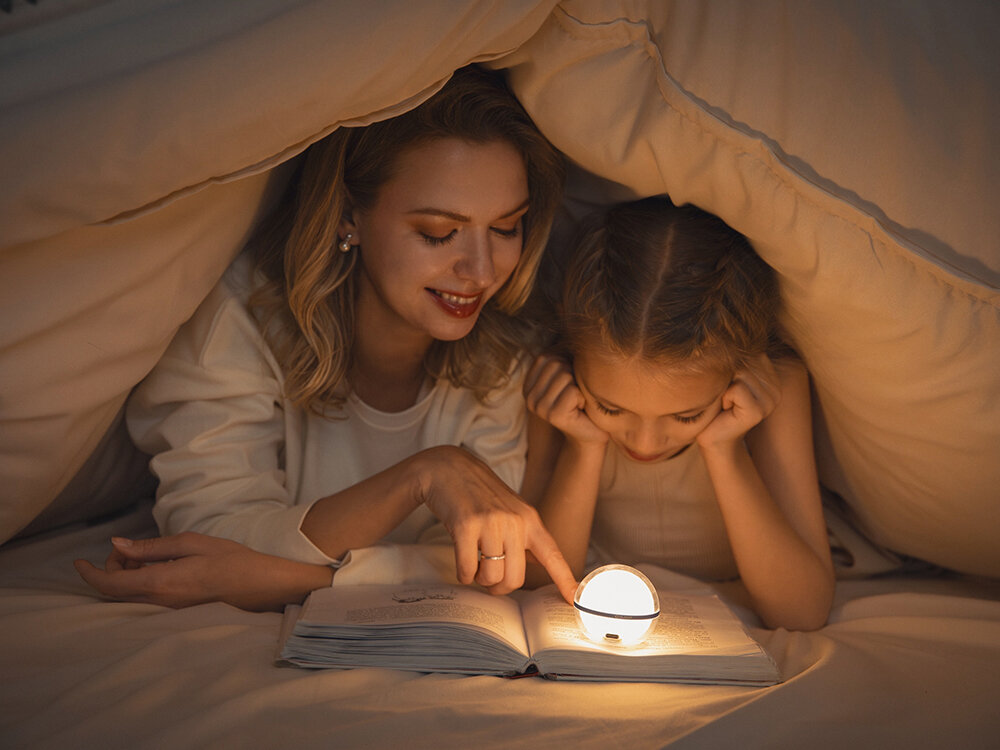 Lampa kempingowa OLIGHT Sphere C OL692302, światło, nastrój, oświetlnie, relaks, Czytanie książki pod kołdrą, lampka Olight Sphere, ciepłe światło, rodzinna atmosfera.