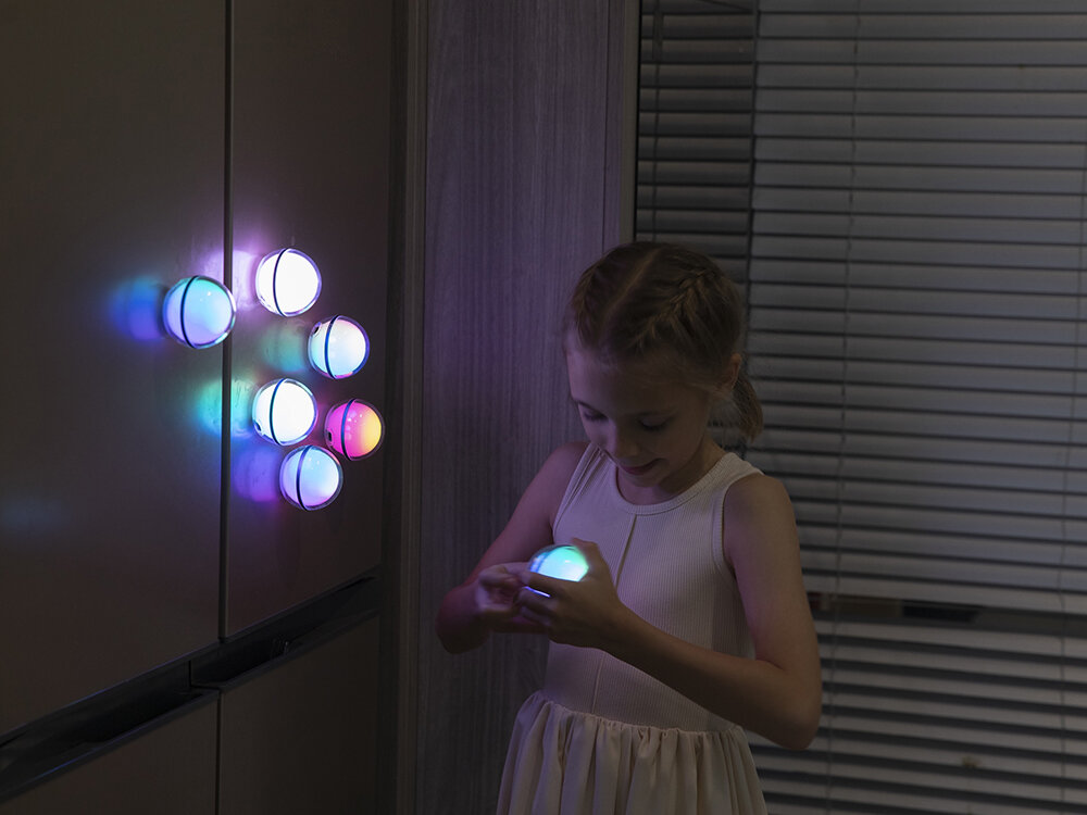 Lampa kempingowa OLIGHT Sphere C OL692302, 20 efektów, tryby, własne sceny, odliczanie, Dziecko z lampkami Olight Sphere, magnesy na lodówce, kolorowe światło, wieczór