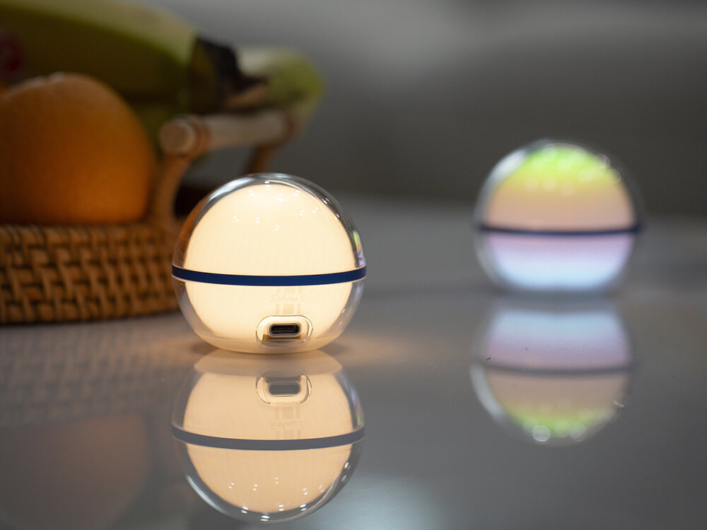 Lampa kempingowa OLIGHT Sphere C OL692302, Odporność, wstrząsy, IP56, upadek, Lampka kulista Olight Sphere, ciepłe światło, odbicie na blacie, kosz z owocami.