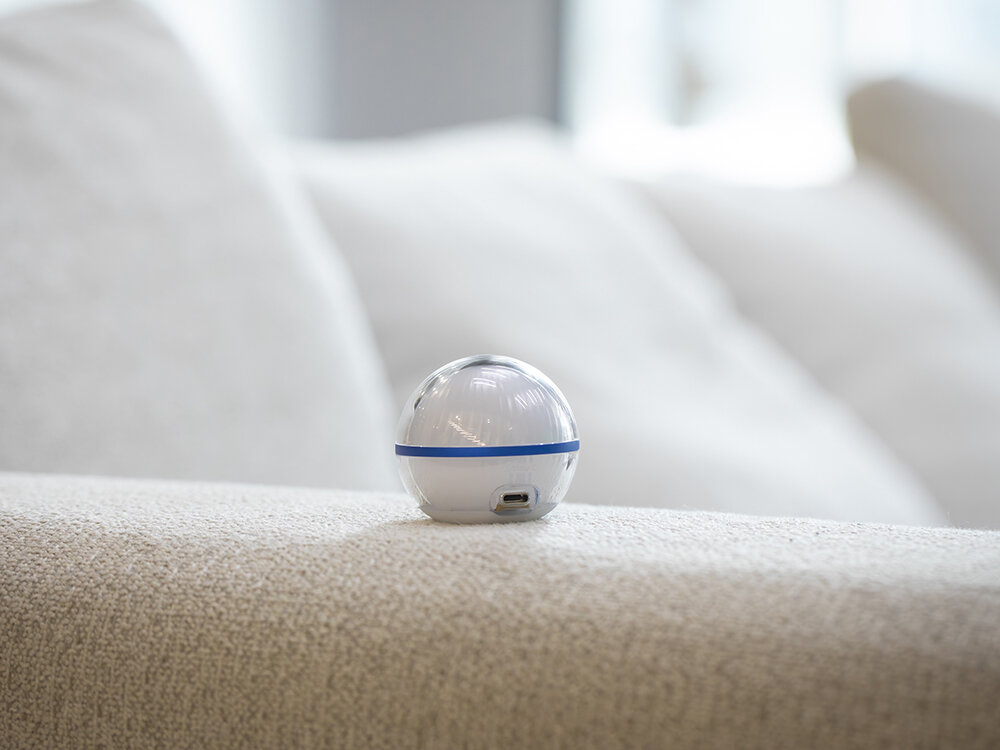 Lampa kempingowa OLIGHT Sphere C OL692302, Magnes, ergonomiczne wymiary, mobilność, montaż, Lampka Olight Sphere, jasnobiały kolor, dekoracyjny na oparciu kanapy.