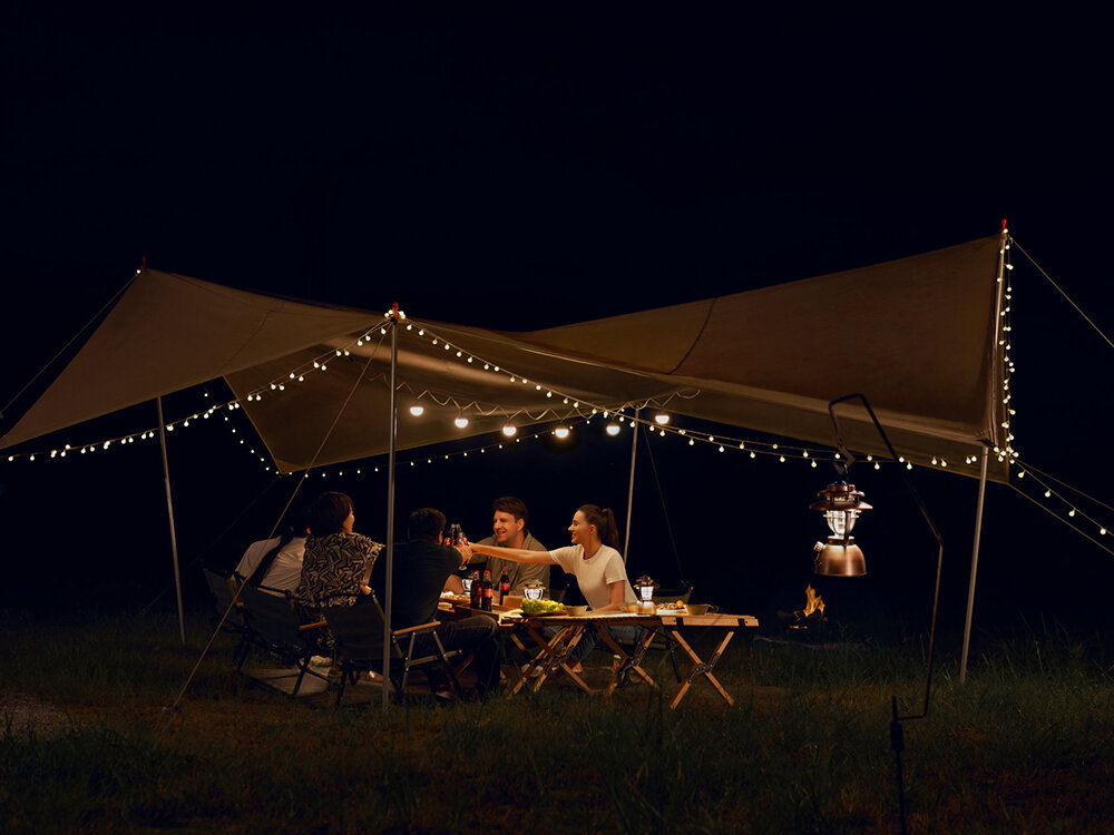 Latarka OLIGHT OL692937 Latarnia biwakowa, powerbank, 18W, USB-A, USB-C, Olantern Classic wisi przy namiocie na kempingu