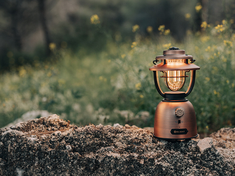 Latarka OLIGHT OL003632 Latarnia biwakowa, zimne, ciepłe, 500lm, 250h, Miedziana lampa Olantern Stretch na skale w lesie