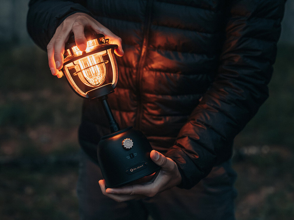 Latarka OLIGHT OL003632 Latarnia biwakowa, przełącznik, pokrętło, tryby, jasność, Rozkładanie głowicy lampy w plenerze