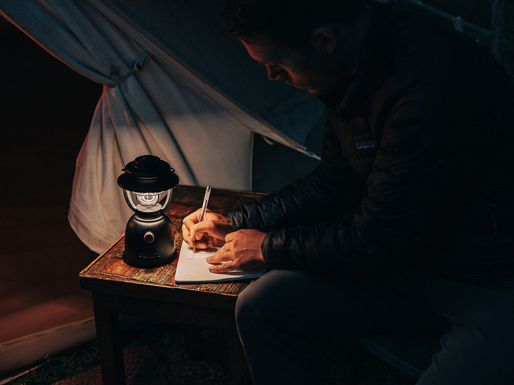 Latarka OLIGHT OL003632 Latarnia biwakowa, kemping, ogród, warsztat, awaryjna, Pisanie przy świetle lampy w namiocie